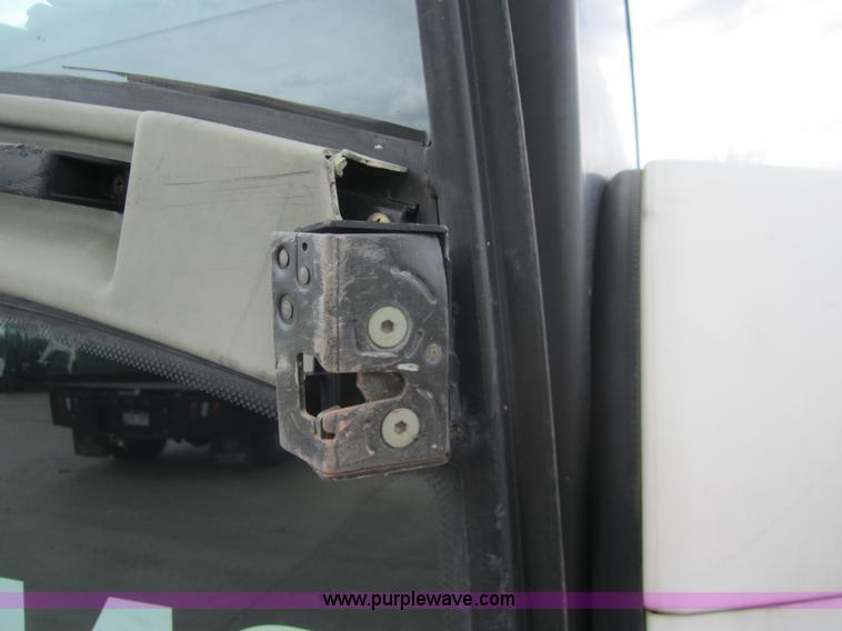 image for item 3054 2002 Bobcat 442-U compact excavator