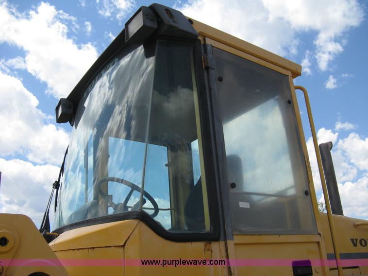 image for item 8049 1994 Volvo BM L70B wheel loader