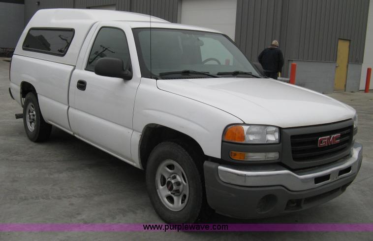 image for item 8134 2004 GMC Sierra 1500 long bed pickup truck with topper