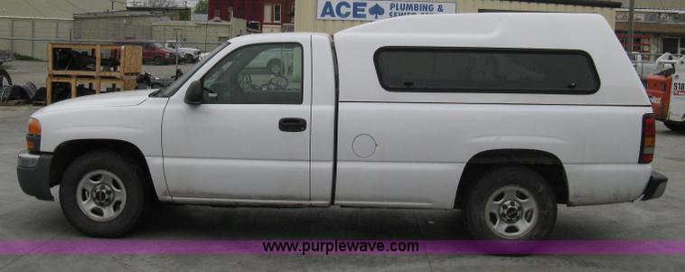 image for item 8134 2004 GMC Sierra 1500 long bed pickup truck with topper
