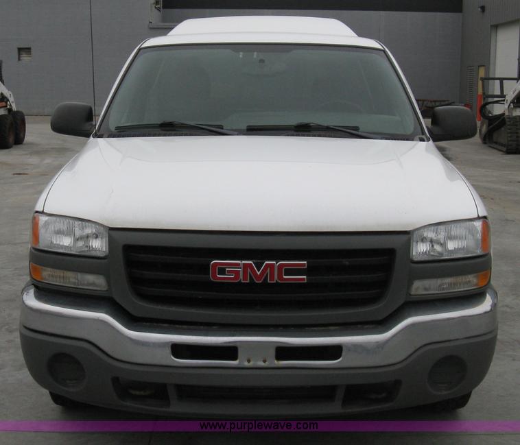 image for item 8134 2004 GMC Sierra 1500 long bed pickup truck with topper