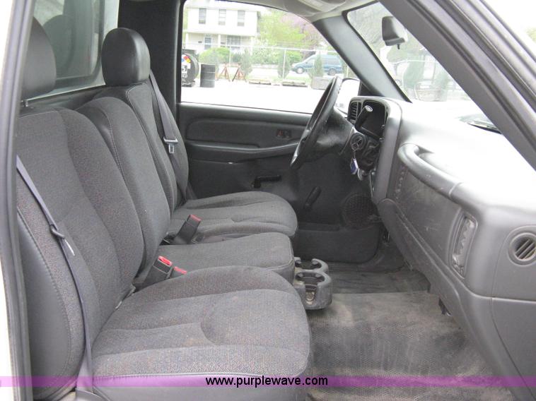 image for item 8134 2004 GMC Sierra 1500 long bed pickup truck with topper