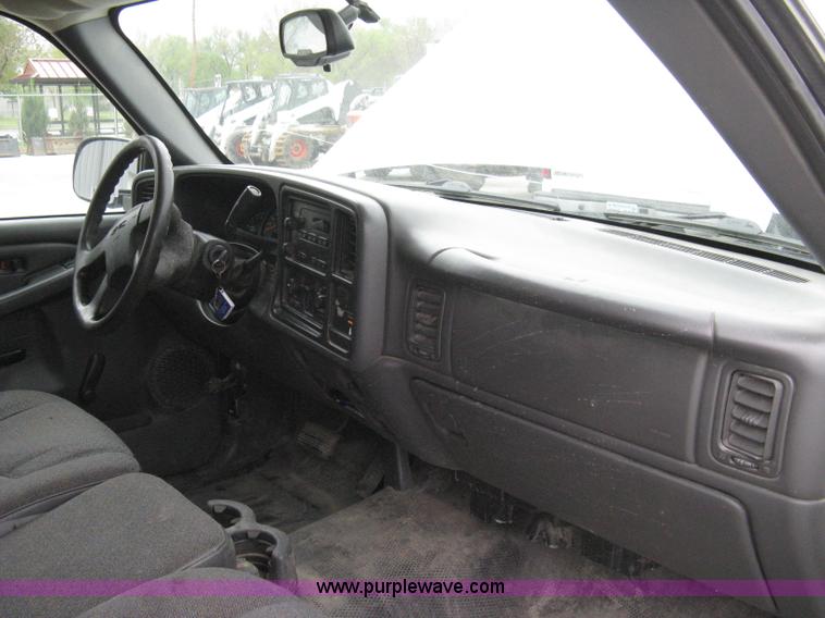 image for item 8134 2004 GMC Sierra 1500 long bed pickup truck with topper