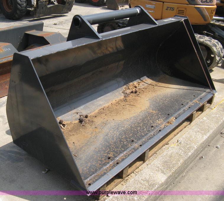 image for item 8150 Bobcat V518 GP bucket