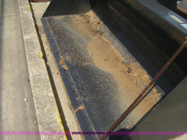 image for item 8150 Bobcat V518 GP bucket