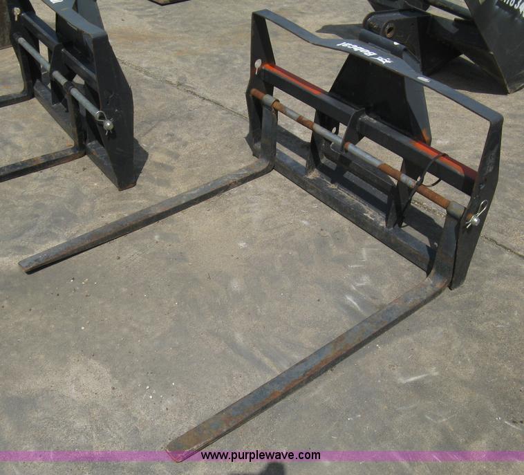 Bobcat pallet forks in Fort Worth, TX Item 8154 sold Purple Wave