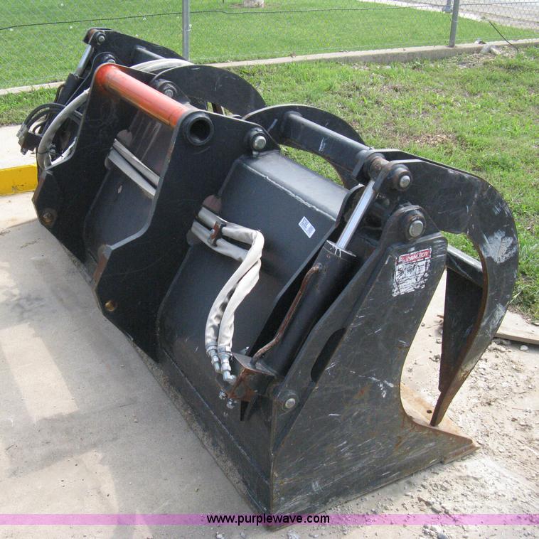 image for item 8192 2006 Bobcat 90" industrial VersaHandler grapple