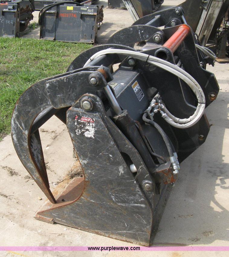 image for item 8192 2006 Bobcat 90" industrial VersaHandler grapple