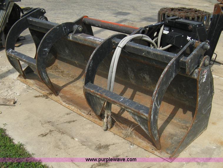 image for item 8192 2006 Bobcat 90" industrial VersaHandler grapple