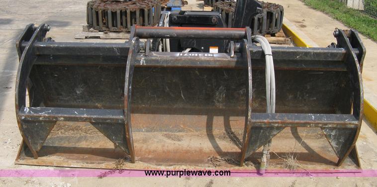image for item 8192 2006 Bobcat 90" industrial VersaHandler grapple