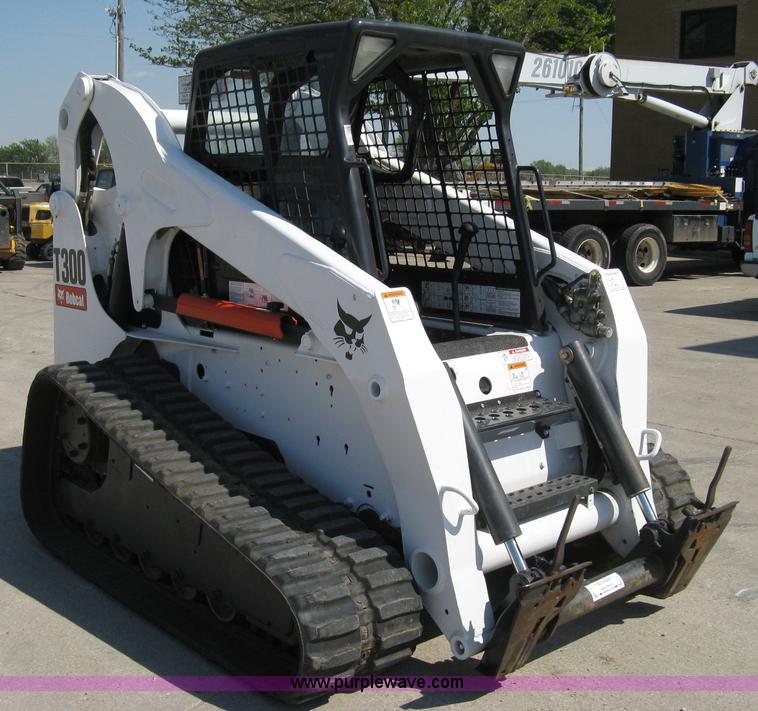 image for item 8201 2006 Bobcat T300 track loader