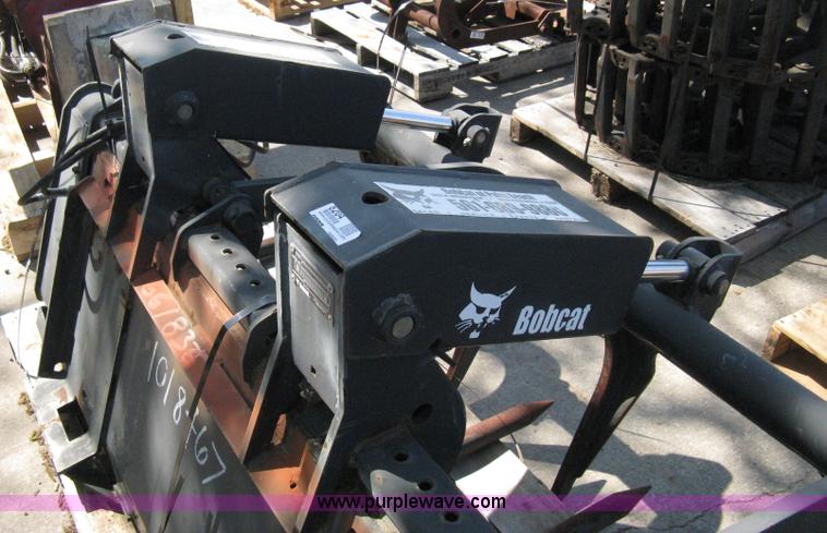 image for item 8204 2008 Bobcat 66" industrial fork grapple
