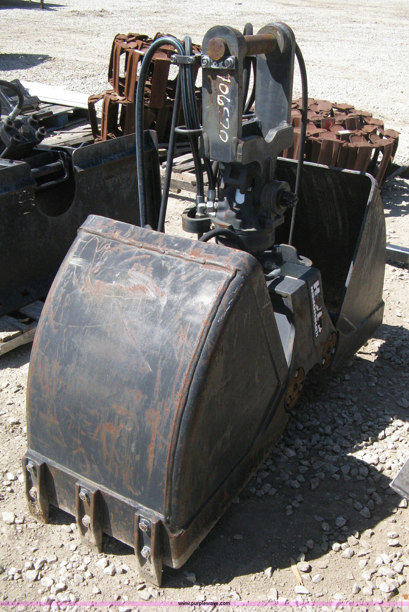Kinshofer C10H rotating grapple with clamshell bucket in Olathe, KS