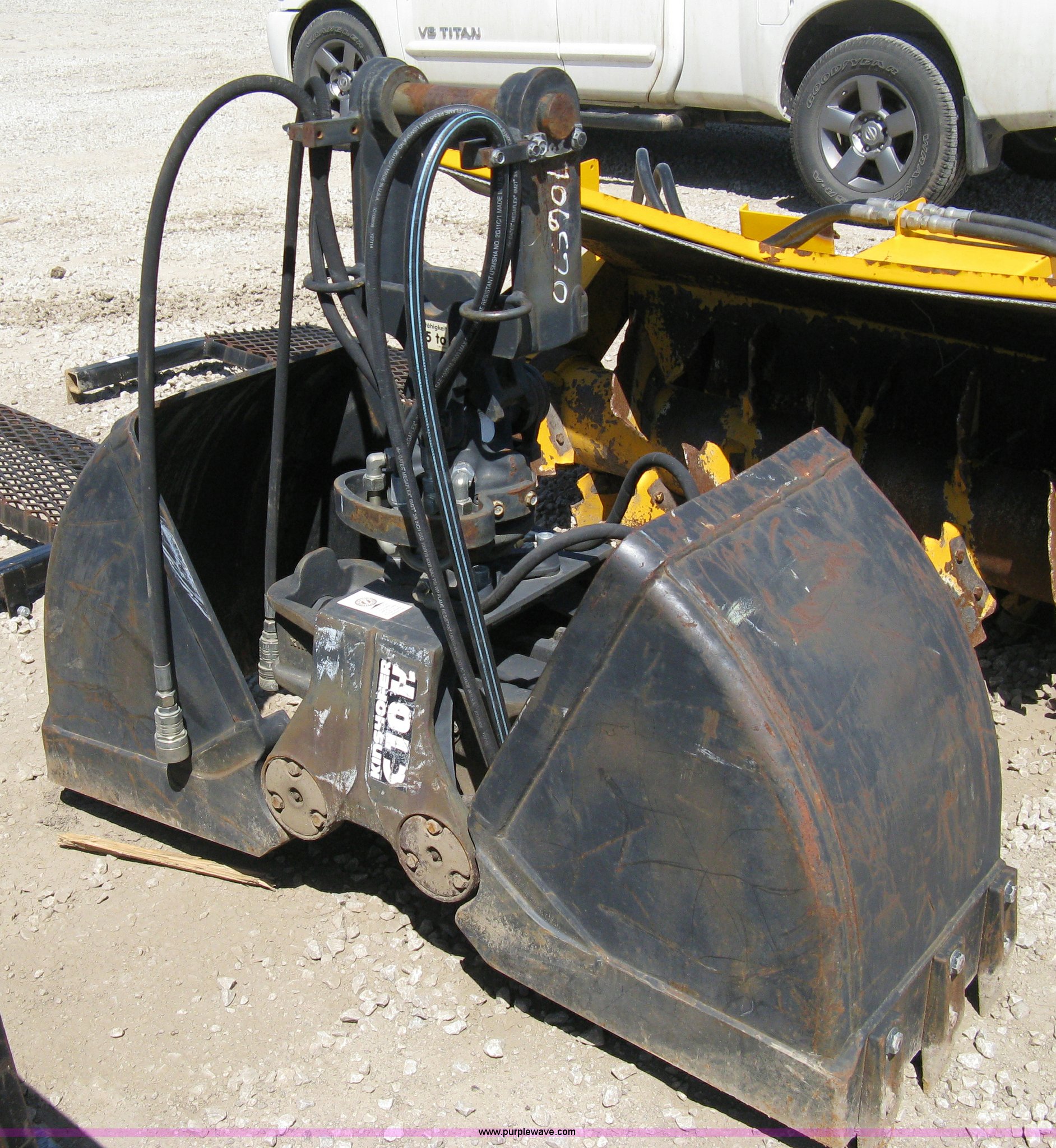 Kinshofer C10H rotating grapple with clamshell bucket in Olathe, KS