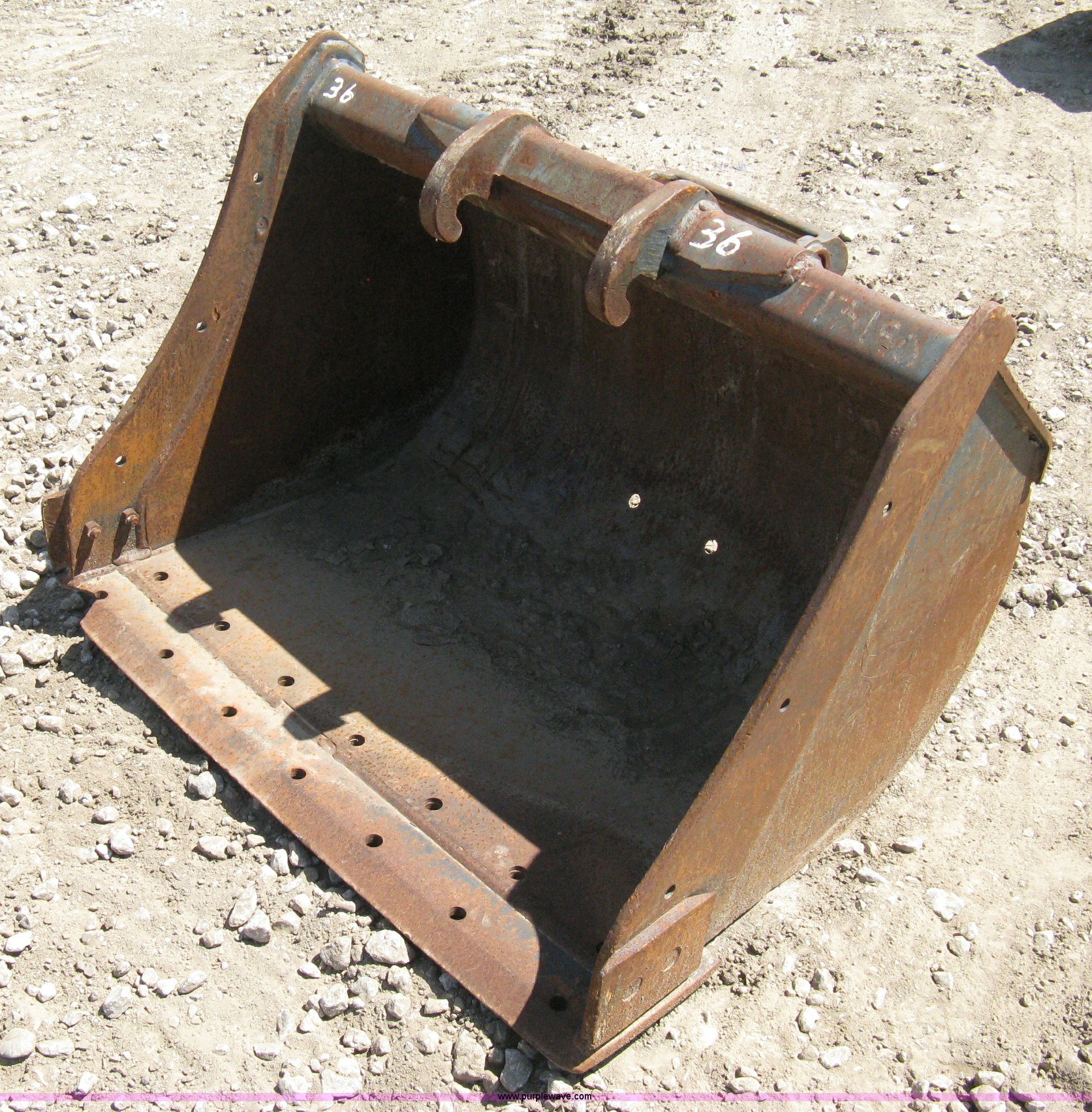 Bobcat 36" bucket in Olathe, KS Item 8019 sold Purple Wave