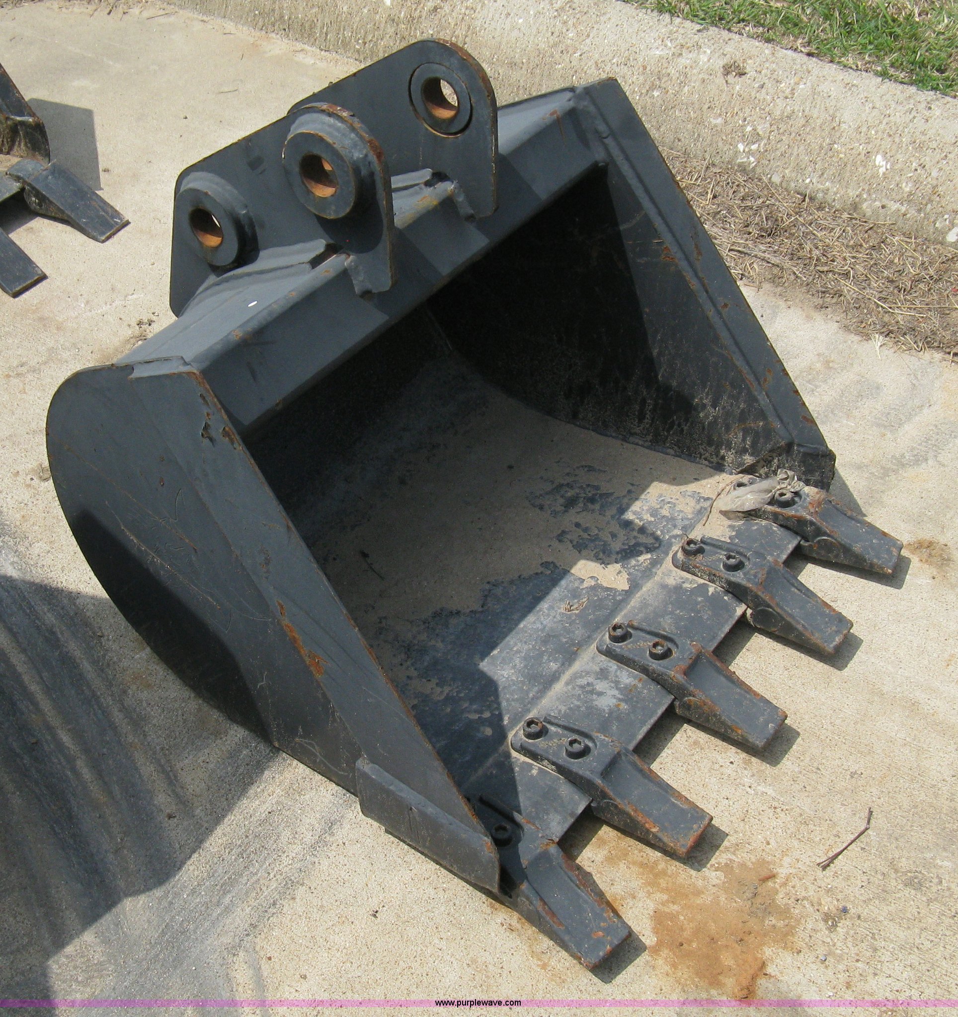 Bobcat trenching bucket in Fort Worth, TX Item 8140 sold Purple Wave