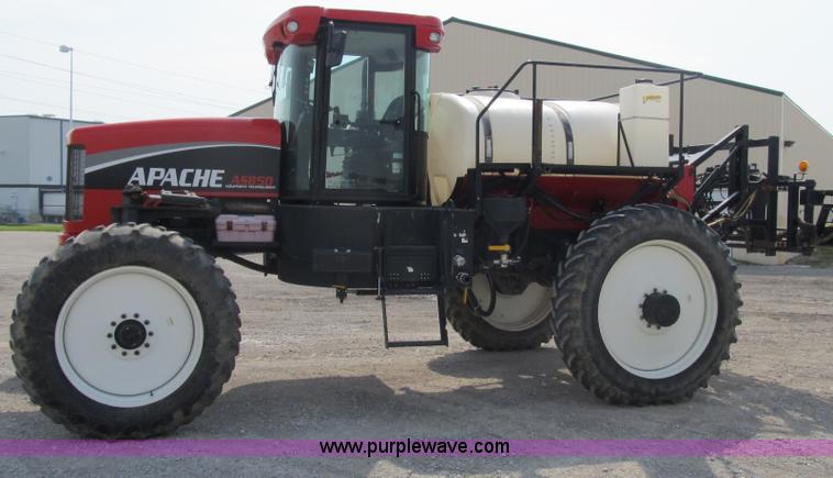 image for item 1339 2005 Apache 850 self propelled sprayer