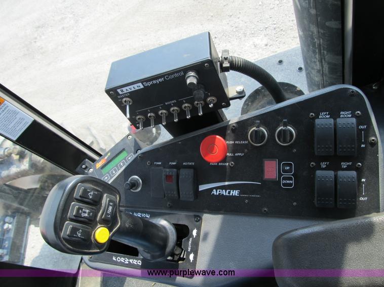 image for item 1339 2005 Apache 850 self propelled sprayer