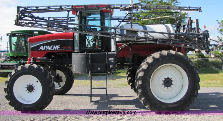 image for item 1341 2008 Apache AS710 self propelled sprayer