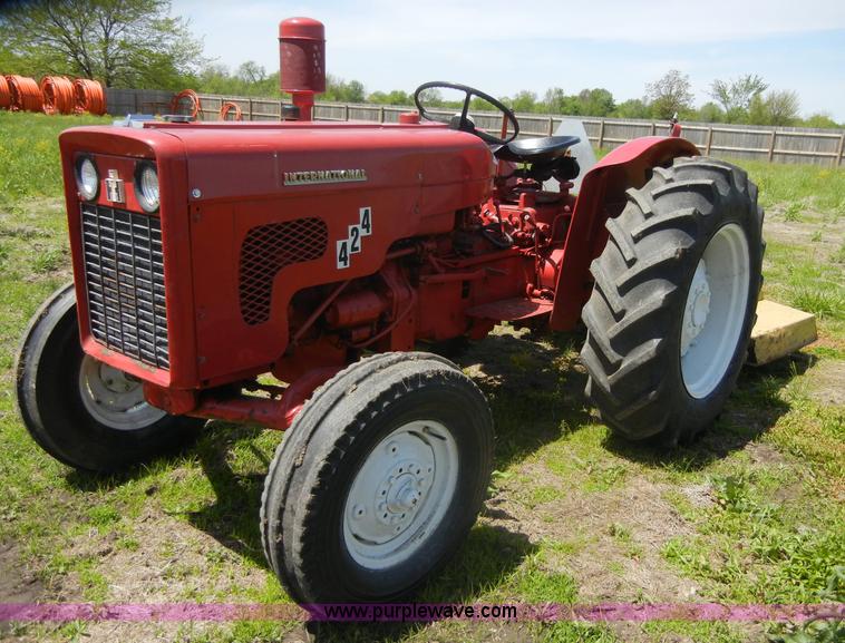 image for item 2227 1964 International 424 tractor