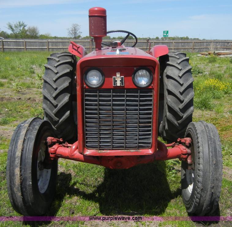 image for item 2227 1964 International 424 tractor
