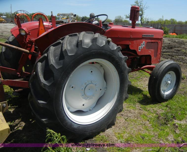 image for item 2227 1964 International 424 tractor