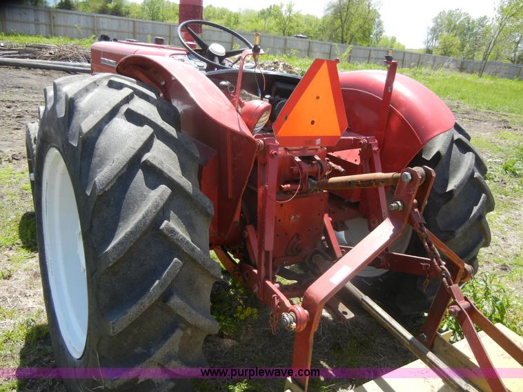 image for item 2227 1964 International 424 tractor