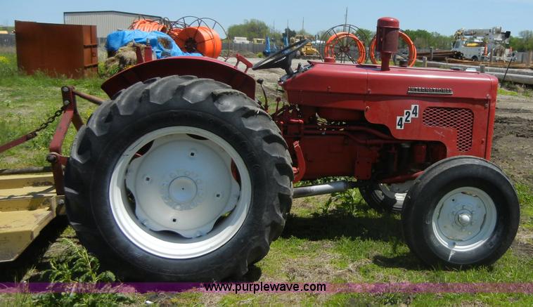 image for item 2227 1964 International 424 tractor