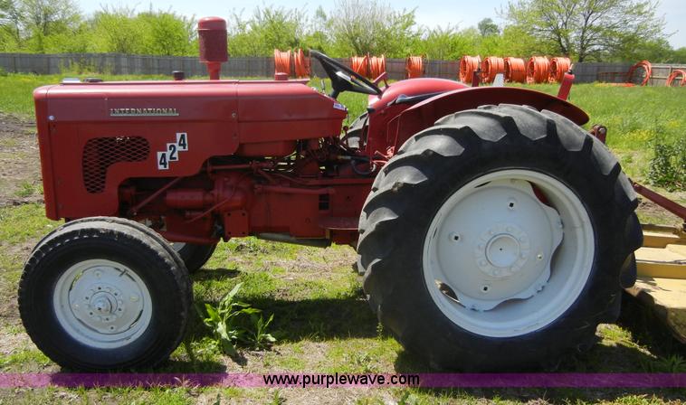 image for item 2227 1964 International 424 tractor