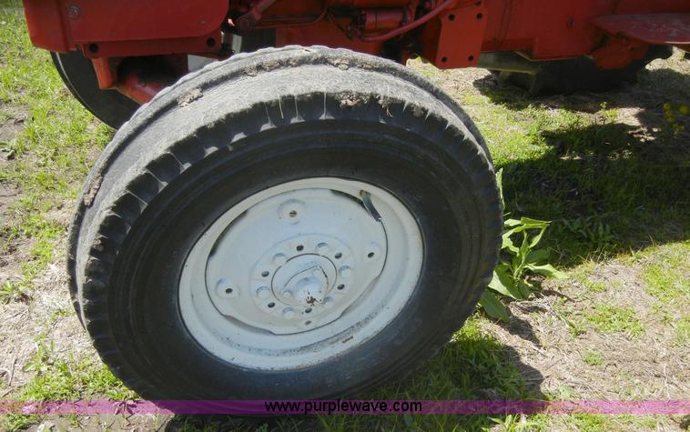 image for item 2227 1964 International 424 tractor