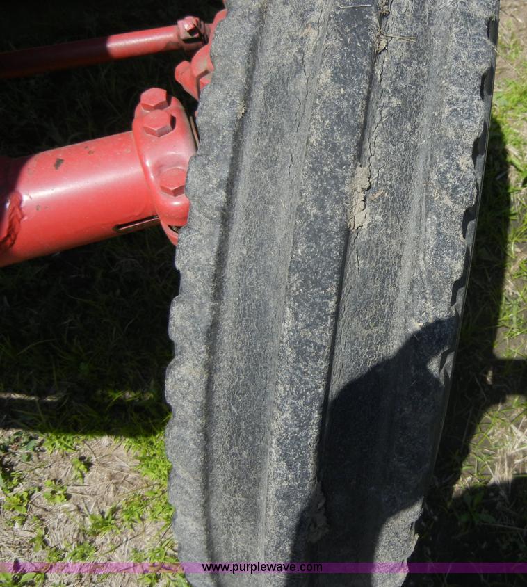 image for item 2227 1964 International 424 tractor