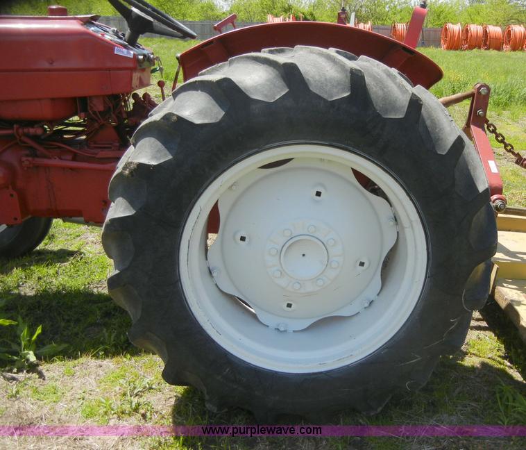 image for item 2227 1964 International 424 tractor