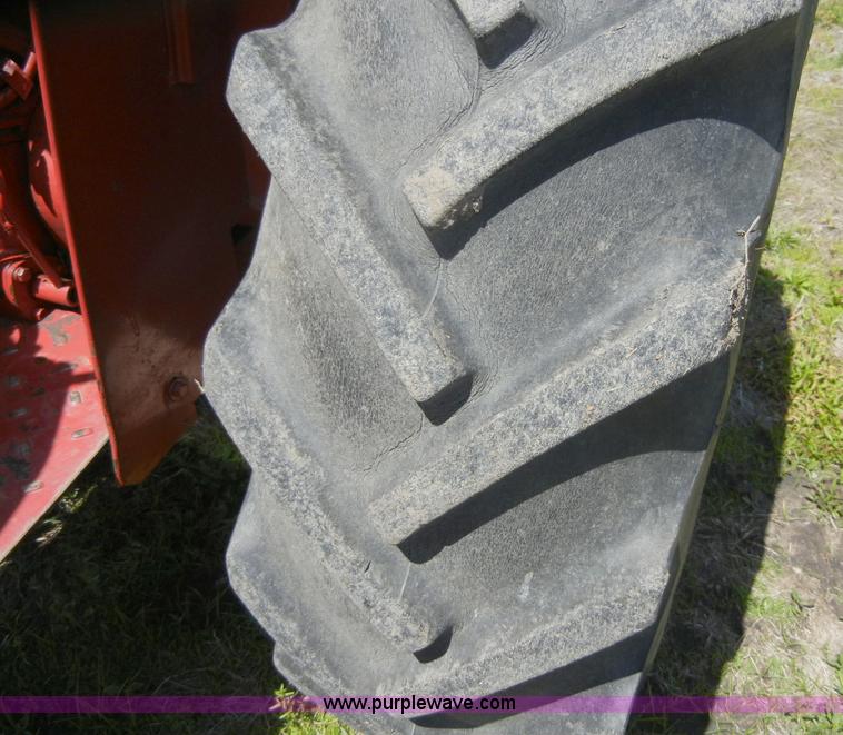 image for item 2227 1964 International 424 tractor