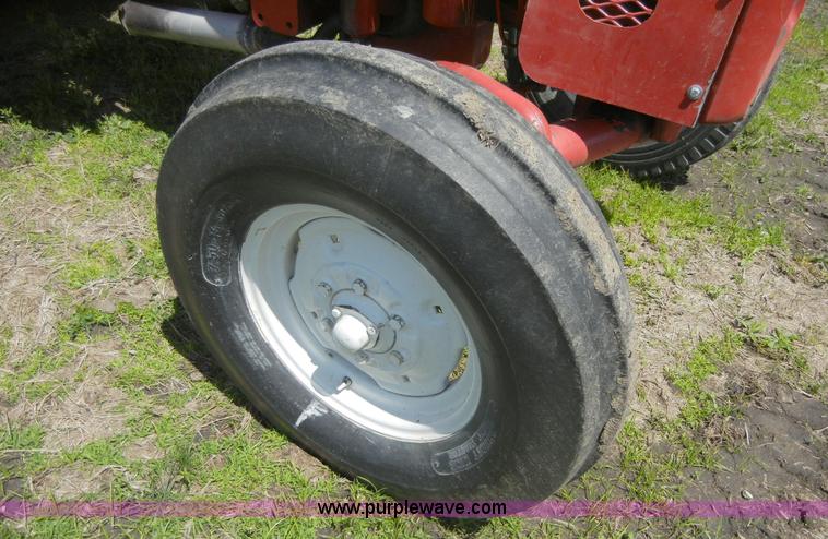 image for item 2227 1964 International 424 tractor