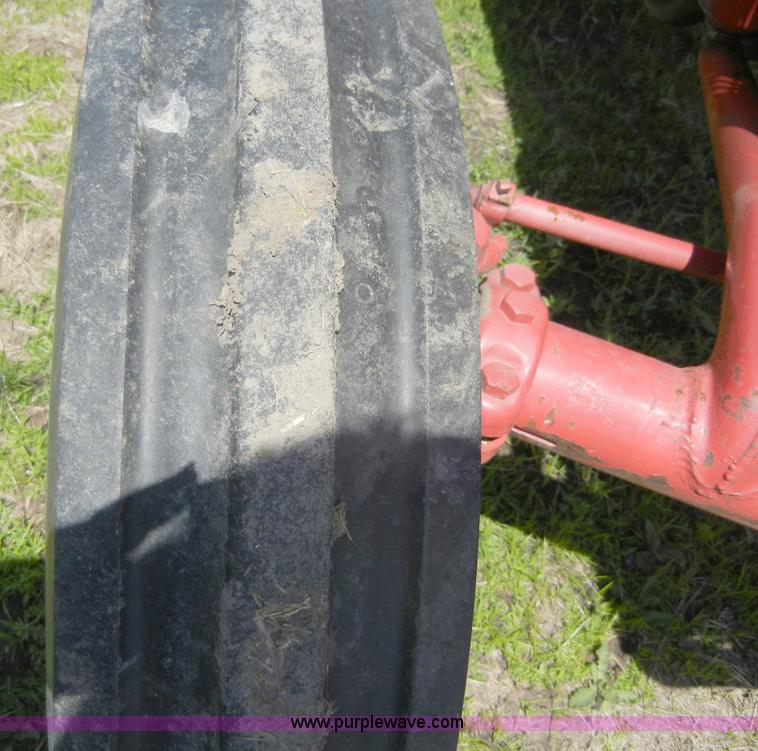 image for item 2227 1964 International 424 tractor