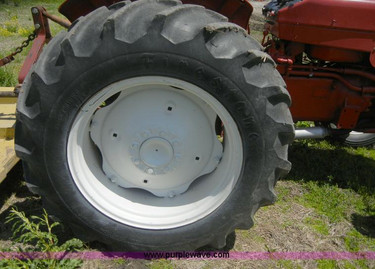 image for item 2227 1964 International 424 tractor