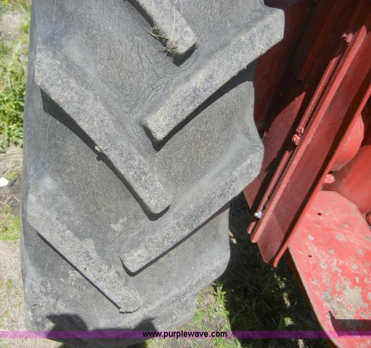 image for item 2227 1964 International 424 tractor