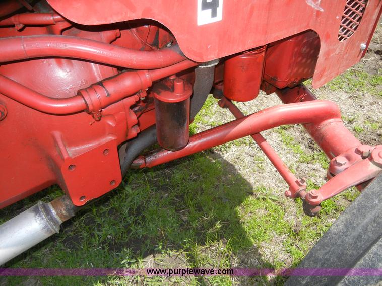 image for item 2227 1964 International 424 tractor