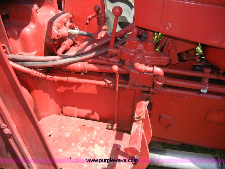 image for item 2227 1964 International 424 tractor