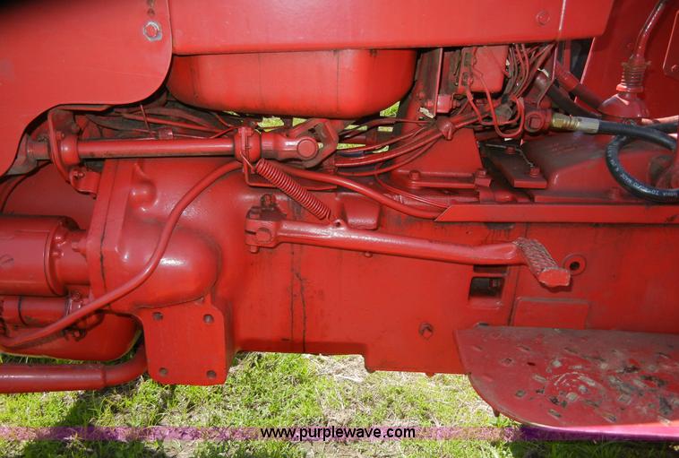 image for item 2227 1964 International 424 tractor