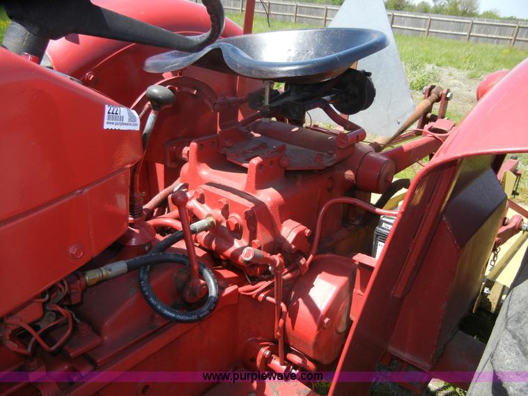 image for item 2227 1964 International 424 tractor