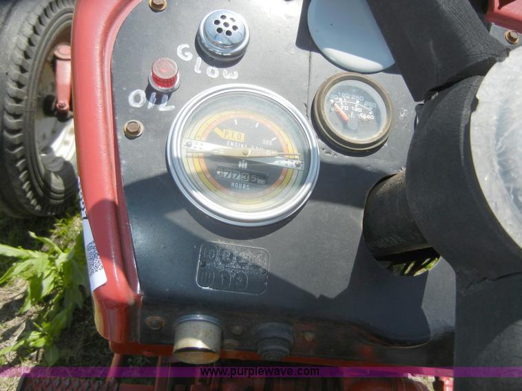 image for item 2227 1964 International 424 tractor