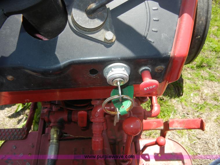 image for item 2227 1964 International 424 tractor