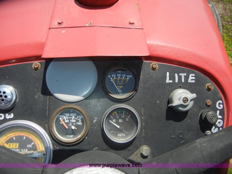 image for item 2227 1964 International 424 tractor