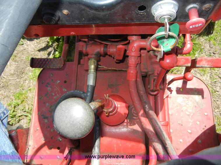 image for item 2227 1964 International 424 tractor