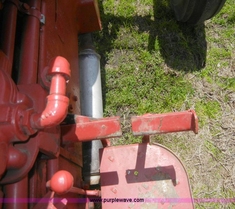 image for item 2227 1964 International 424 tractor