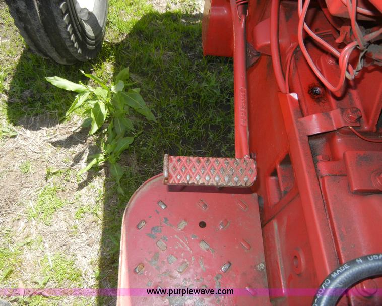 image for item 2227 1964 International 424 tractor