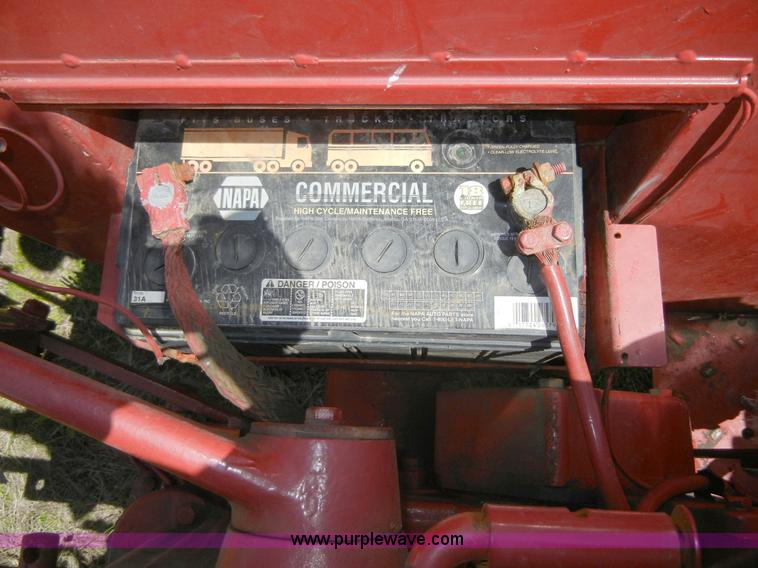 image for item 2227 1964 International 424 tractor