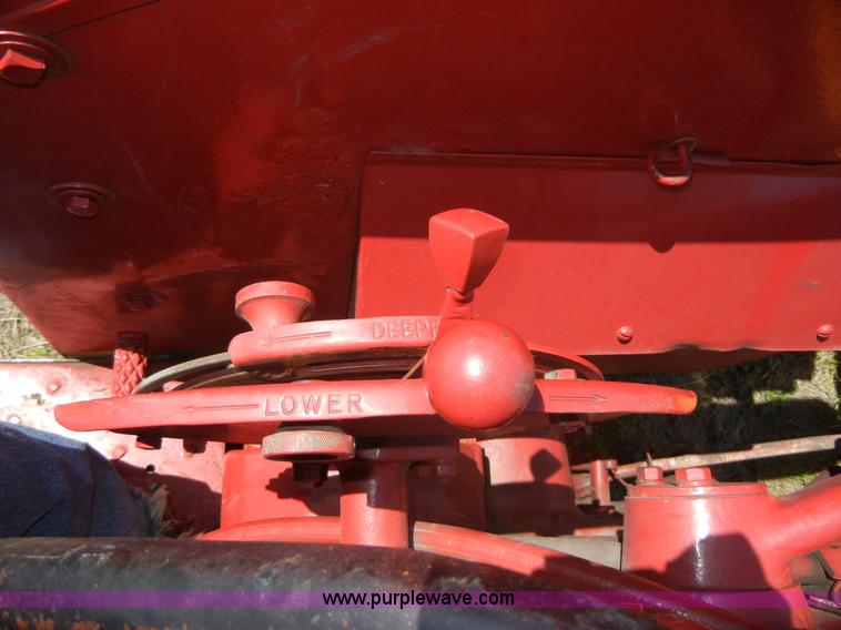 image for item 2227 1964 International 424 tractor