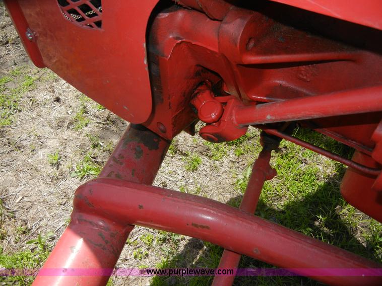 image for item 2227 1964 International 424 tractor